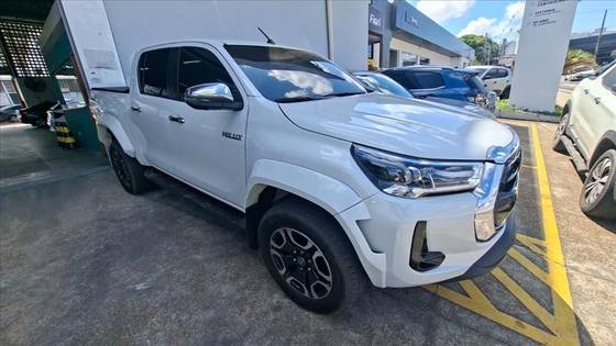 TOYOTA HILUX 2.8 D-4D TURBO DIESEL CD SRX PLUS 4X4 AUTOMÁTICO